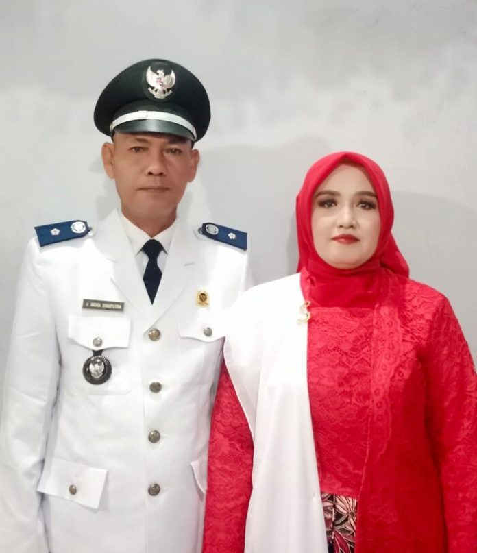 Kades Pekan Tanjung Beringin bersama istrinya sekaligus Ketua TP. PKK Desa Pekan Tanjung Beringin (f:ist/mistar)