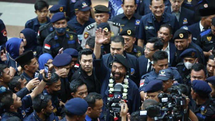 Ketua Umum Partai NasDem Surya Paloh disambut sejumlah kader saat tiba di Bandara Kualanamu.