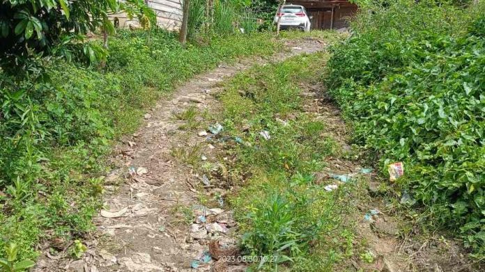 Kondisi hasil pengerasan jalan terlihat amburadul di Desa Pandan, Dairi.
