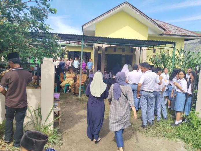 Beberapa teman-teman almarhumah Nisma Ramadhani ikut mengantarkannya ke tempat peristirahatan terakhir di pemakaman Taman pemakaman khusus keluarga TNI di Setia Negara I. (F;yetty/mistar)
