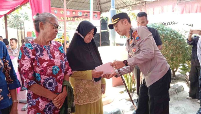 Kunker ke Polsek Bandar Khalipah, Kapolres Tebing Tinggi Serahkan Tali Asih