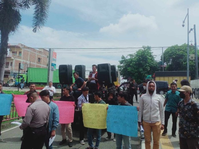 Mahasiswa Demo Kapolda Sumut Desak Penambang Bitcoin Ditangkap