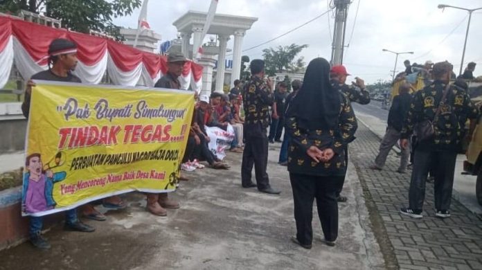 Masyarakat Nagori Baja Dolok unjuk rasa di Kantor Bupati Simalungun.