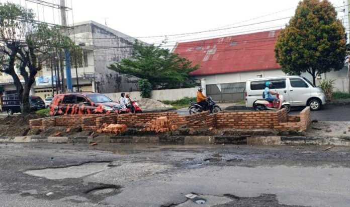 Pekerjaan median jalan yang berada di Jalan Ahmad Yani atas, Kecamatan Siantar Timur (f:gideon/mistar)