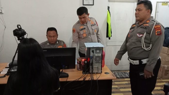 Kapolres Simalungun, AKBP Ronald Sipayung saat melakukan sidak di kantor Satlantas Simalungun.(f:ist/mistar)