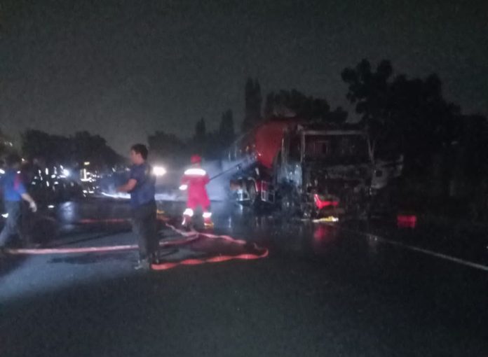 Mobil Tangki Pengangkut BBM 24 KL Hangus Terbakar di Jalan Tol Belmera