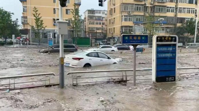 Mobil terkena banjir di China.