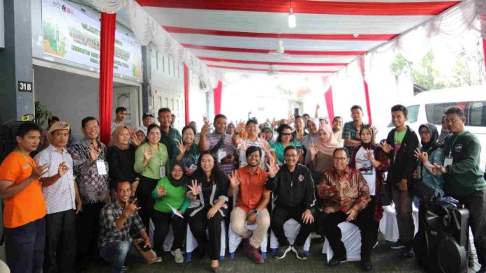 Para pengelola bank sampah se-Sumatera Utara bersama Anggota DPR RI Komisi IV Djarot Saiful Hidayat.