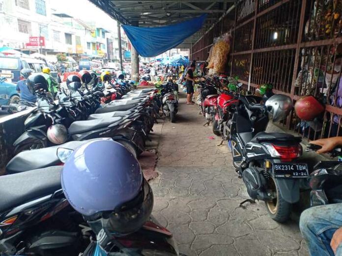 Lokasi parkir di trotoar Pasar Horas (f:gideon/mistar)
