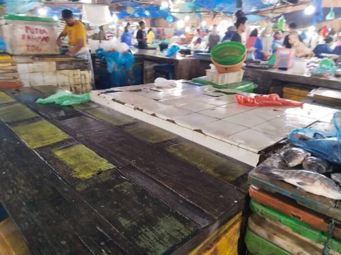 Beberapa pedagang ikan basah di pasar tradisional Dwikora Pematang Siantar tidak berjualan karena stok ikan kosong. (f:yetty/mistar)