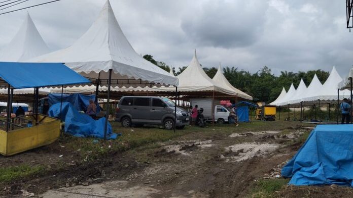 Puluhan tenda bazar dan pasar malam di eks RPH (f: gideon/mistar)