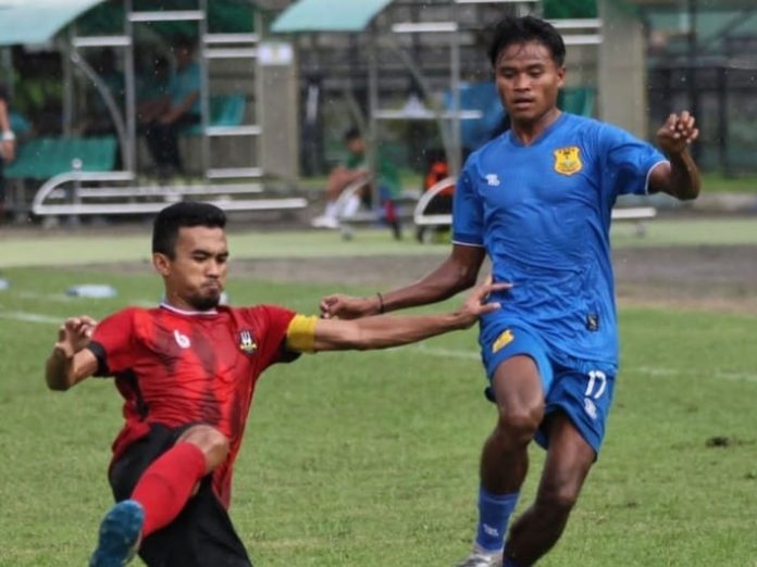 Pemain Sada Sumut FC (kostum merah) merebut bola dari pemain PSDS Deli Serdang dalam laga perdana Gubsu Edy Rahmayadi Cup 2023.