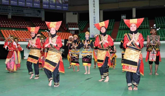 Peserta Pramuka Indonesia menampilkan berbagai kesenian daerah, salah satunya Tarian Sinanggar Tulo, di Jambore Pramuka Sedunia ke-25 di Korea Selatan.