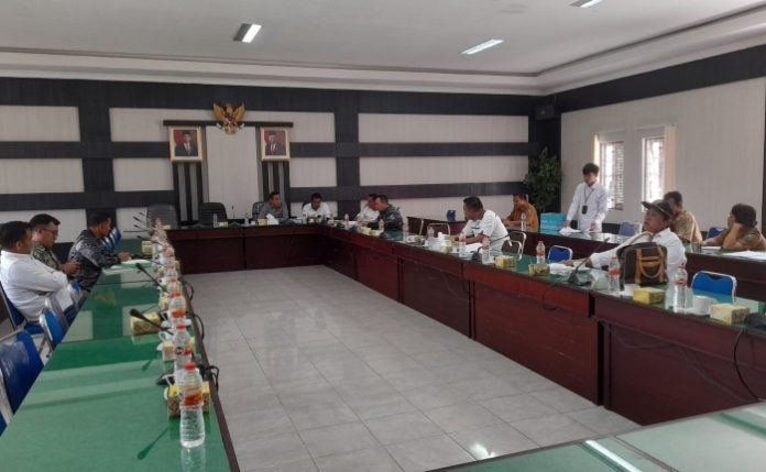 Rapat Pansus Pilpanag digelar di ruangan rapat gabungan DPRD kabupaten Simalungun (f:hamzah/mistar)