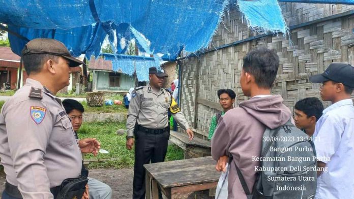 Polsek Bangun Purba Bubarkan Pelajar Nongkrong di Warung
