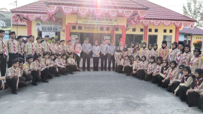 Kasat Binmas Polresta Deli Serdang bersama anggota Saka Bhayangkara Polresta Deli Serdang yang baru dilantik (f:ist/mistar)