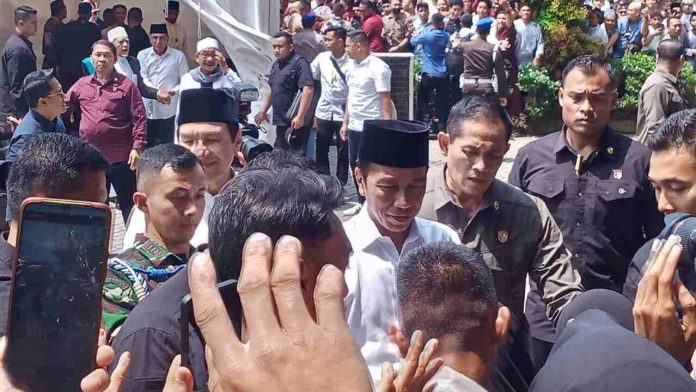 Presiden Jokowi saat mendatangi para jemaah di halaman (luar) Masjid Al-Musannif selepas melaksanakan ibadah salat Jumat.