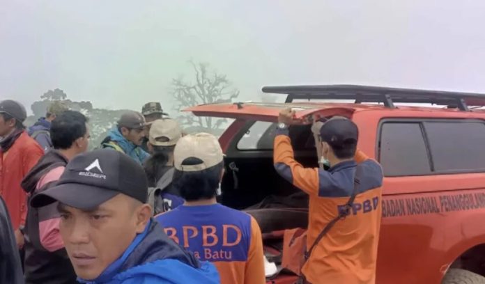 Proses evakuasi jenazah pendaki gunung asal sumut di Gunung Arjuno.