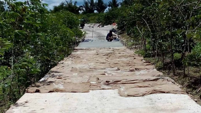 Proyek pembangunan jalan rabat beton di Desa Sidagal, Kecamatan Siatas Barita, Kabupaten Tapanuli Utara.