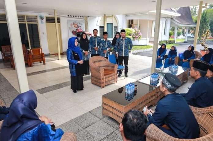 Walikota Susanti Dewayani memberangkatkan 11 peserta dari Kota Pematang Siantar mengikuti Festival Seni dan Qasidah Tingkat Provinsi Sumatera Utara (Sumut) Tahun 2023. (f:yetty/hm17)