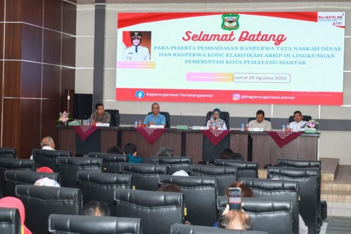 Wali Kota Susanti Dewayani membuka Rapat Ranperwa di Lingkungan Pemko Pematang Siantar (f:ist/mistar)