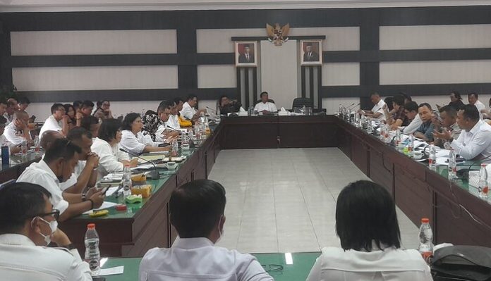 Rapat pembahasan KUA -PPAS antara eksekutif dan legeslatif di ruang Bandan Anggaran (Banggar) DPRD Simalungun (f:hamzah/mistar).