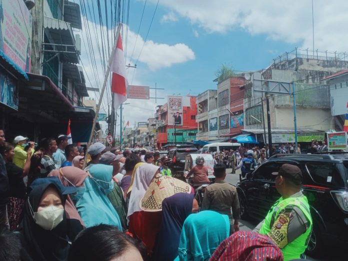 Ratusan warga sedang berkerumun