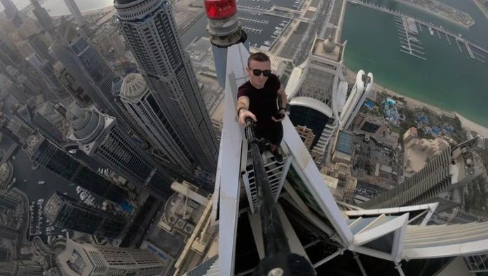 Remi Lucidi saat selfie di gedung pencakar langit.