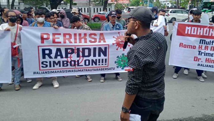 Sejumlah mahasiswa yang tergabung dalam Aliansi Mahasiswa Sumatera Utara Bersatu berdemo di depan Kantor Kejatisu.