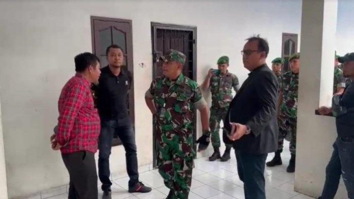 Suasana saat puluhan anggota TNI mendatangi Polrestabes Medan, Sabtu (5/8/23).
