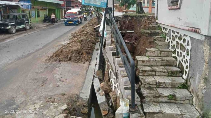 Tembok rumah yang rubuh akibat hujan deras di Jalan Jawa, Kota Pematang Siantar.