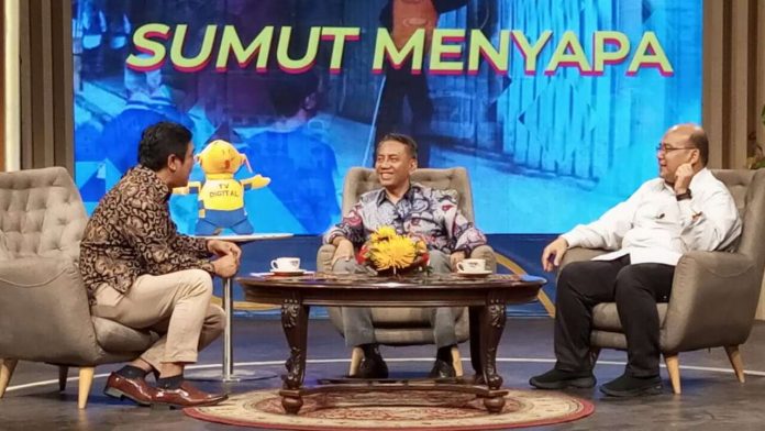 Tokoh Masyarakat Freddy Sabar Siahaan (tengah) dalam bincang Sumut Menyapa yang digelar TVRI, Senin (7/8/23) dengan narasumber lainnya yakni Pakar Ekonomi Sumut, Wahyu Ario Pratomo yang dipandu host oleh Keriawan Sembiring.