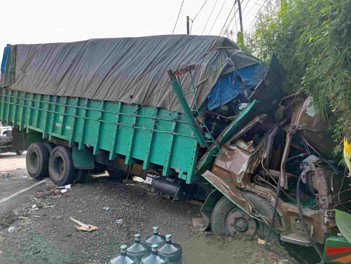 Truk Tronton Pengangkut Air Galon Nyungsep ke Parit Usai Tabrak Truk di Depannya