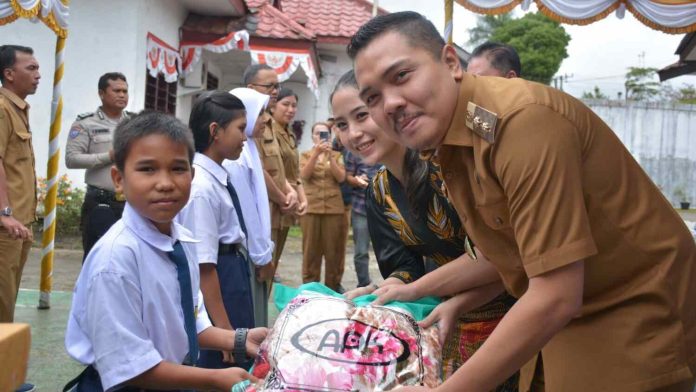 Wakil Bupati Dairi Jimmy Andrea Lukita Sihombing serahkan tali asih.