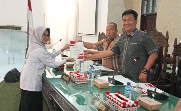 dr Susanti menyerahkan pengantar nota Rancangan KUA-PPAS P APBD TA 2023 kepada Ketua DPRD, Timbul M Lingga yang didampingi Wakil Ketua DPRD, Ronald D Tampubolon (f:ferry/mistar)