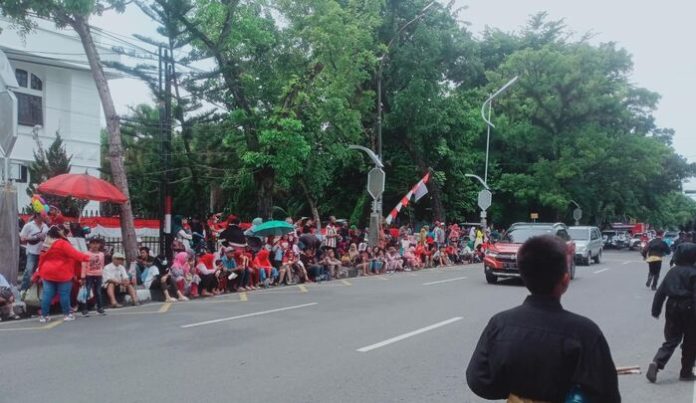 Ratusan Warga Padati Kantor Gubernur Sumatera Utara (f:matius/mistar)