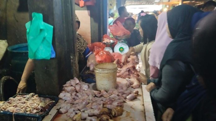 Warga rela antri lama di lapak penjual ayam di pasar tradisional Siantar.