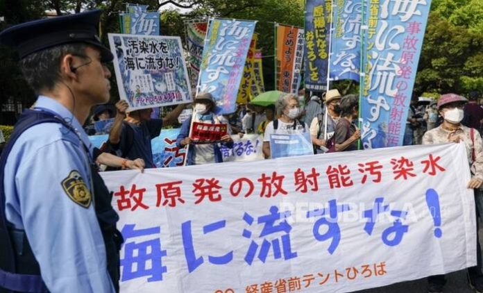 Aksi protes terhadap rencana pembuangan air bekas hasil diolah dari Pembangkit Listrik Tenaga Nuklir (PLTN) Fukushima (f:ist/mistar)