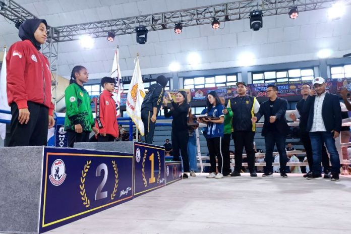 Menteri Pemuda dan Olahraga Dito Ariotedjo (keempat dari kanan) pada penutupan Babak Kualifikasi Muay Thai Pekan Olahraga Nasional (PON) di Surabaya, Jawa Timu (f:antara/mistar)