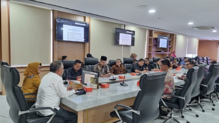 Wali Kota Pematang Siantar Susanti Dewayani ikut serta dalam rapat pembahasan Penyelesaian Penegasan Batas Daerah antara Kota Pematang Siantar dengan Kabupaten Simalungun di Medan (f:ist/mistar)