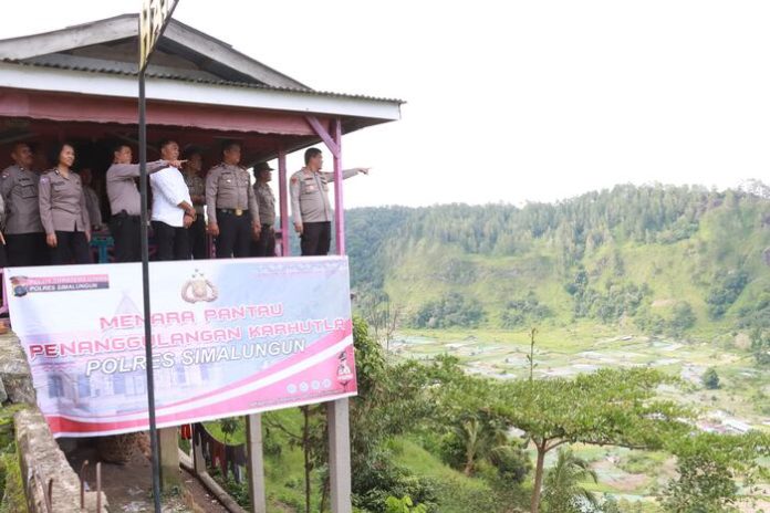 Kapolres Simalungun, AKBP Ronald Sipayung saat melihat lokasi Karhutla dari menara pantau di Haranggaol.(f:ist/mistar)