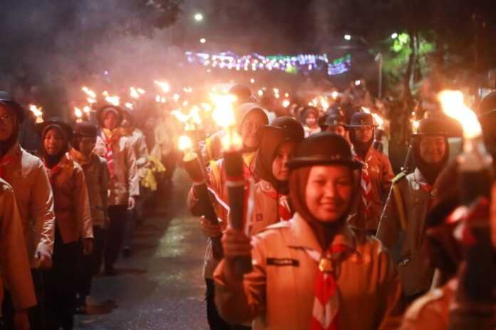 Pawai obor dilepas oleh Walikota Susanti Dewayani usai upacara Penetapan Waktu (Taptu) (f:ist/mistar)