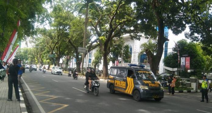 Suasana di Lapangan Benteng Medan, petugas kepolisian berseliweran serta mengurai arus lalulintas jelang kedatangan Presiden Joko Widodo. (f/jonatan/mistar)