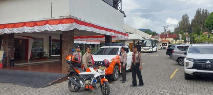 Personil Pam Obvit Polres Simalungun saat melaksanakan giat patroli di daerah wisata Parapat, Simalungun.(f:ist/mistar)