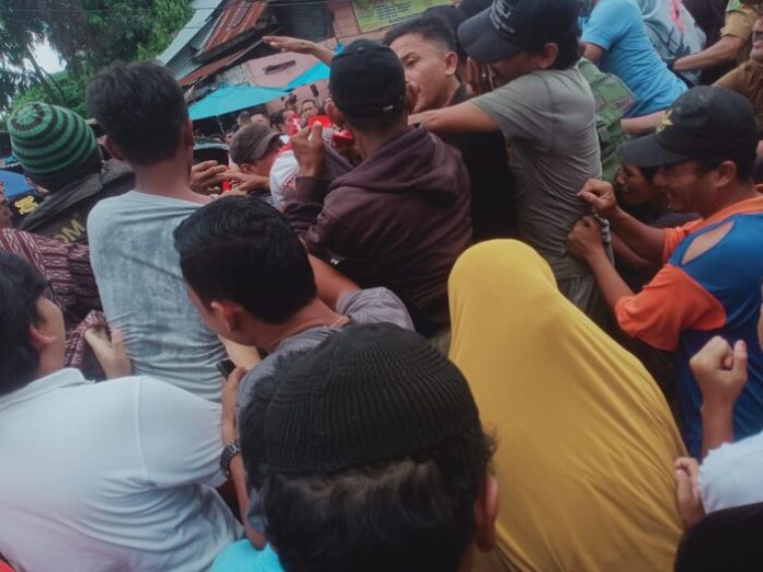 Warga Medan rebutan sembako dari Presiden Jokowi (f;matius/mistar)