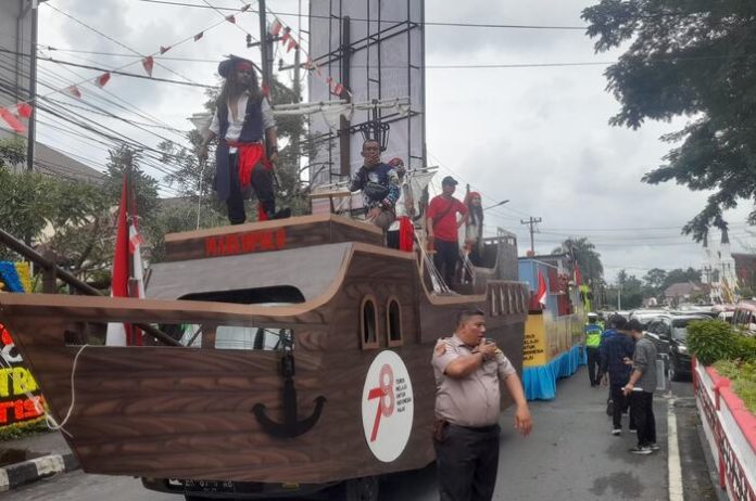 Iring-iringan mobil hias pada Carnivals Days untuk merayakan HUT ke-78 RI di Jalan Merdeka, Kota Pematang Siantar, Kamis (17/8/23). (F : Hamzah/ mistar.id)