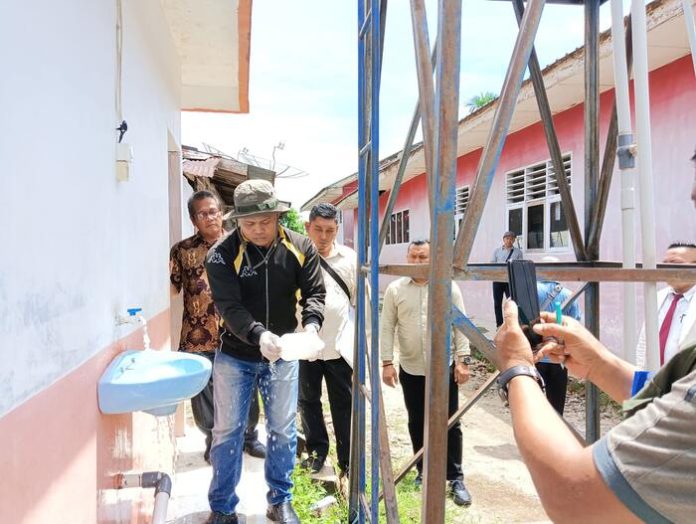 Tim Ditreskrimsus Polda Sumut dan DLH Sumut saat mengambil sampel air (f:roland/mistar)