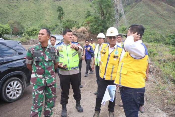 Kapolres Simalungun AKBP Ronald Sipayung, bersama Forkopimda Kabupaten Simalungun saat meninjau pembangunan jalan (f:ist/mistar)
