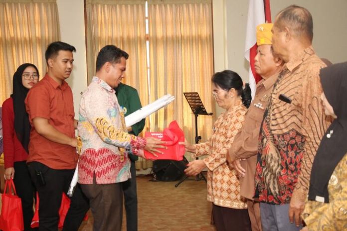 Wali Kota Susanti Dewayani diwakili Junaedi Sitanggang menyerahkan cenderamata kepada para veteran dan pejuang (f:yetty/mistar)