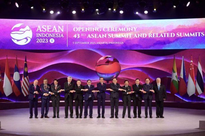 ara pemimpin ASEAN berfoto bersama pada pembukaan KTT ASEAN ke-43 di Jakarta (f:ist/mistar)